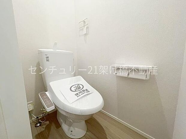 【1階 トイレ】温水洗浄便座で快適にお使いいただけます。