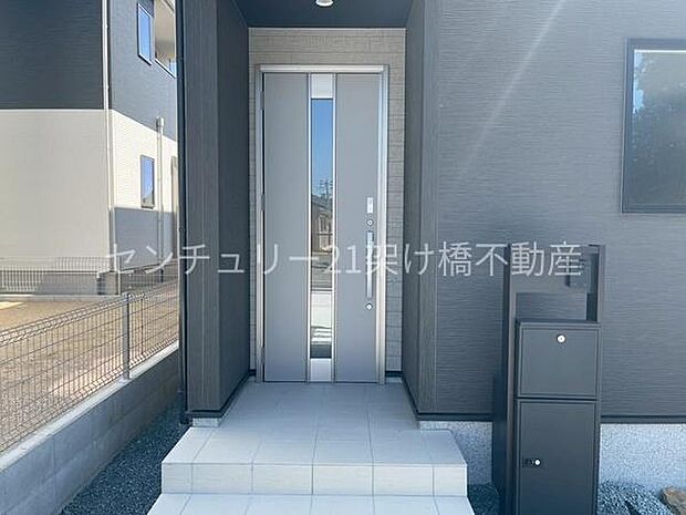【玄関】屋根付きで雨の日にも安心です◎