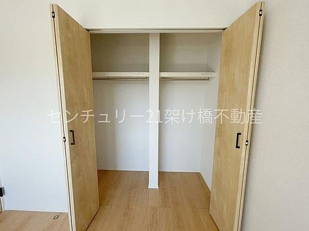 【2階 洋室 6.0帖】クローゼット上段棚付きで寝具なども収納可能です◎