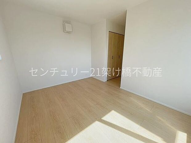 【2階 洋室 7.0帖】こちらの洋室からバルコニーに出入り可能です♪