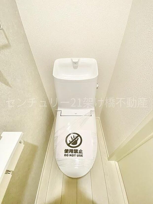 【1階 トイレ】温水洗浄便座で快適にお使いいただけます。