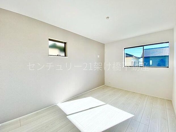 【2階　洋室　6.7帖】広々としたこちらの洋室は主寝室におすすめ！大容量ウォークインクローゼット付き！