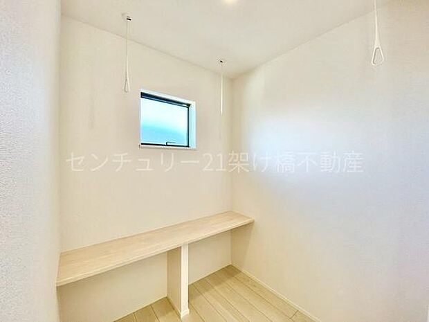 【2階　ランドリースペース】階段横にあり、動線の良いランドリースペース♪便利な作業棚・物干し付きです！！