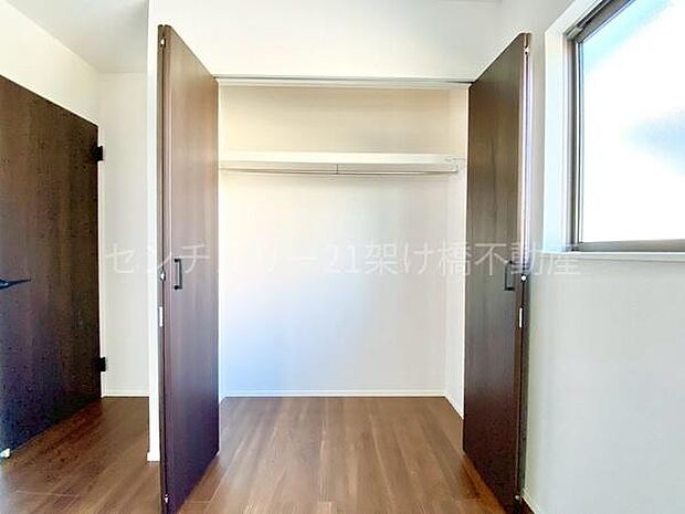 【2階　洋室 5.2帖】クローゼット上段棚つきで寝具なども収納可能です。