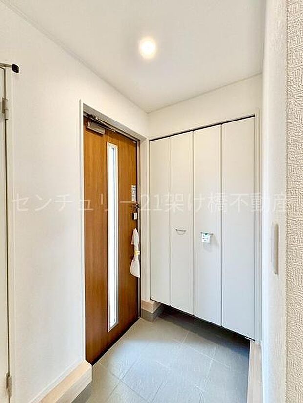 【玄関】トールサイズのシューズボックスでたっぷり収納◎採光窓あり、明るい玄関♪