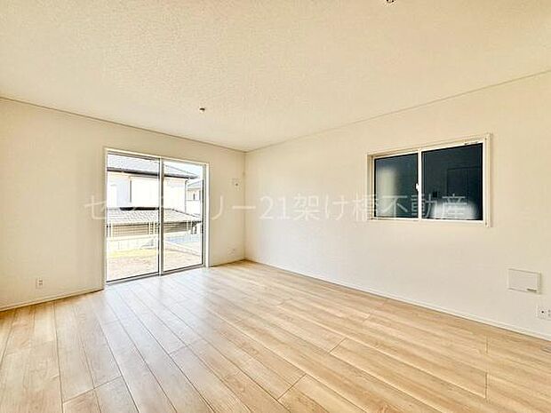 【LDK 15帖】別角度二面採光で明るく、隣接する和室を開ければより広々お使いいただけます。