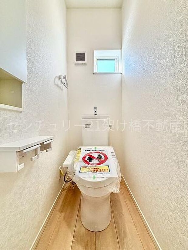 【1階 トイレ】衛生的な温水洗浄便座で快適にお使いいただけます。