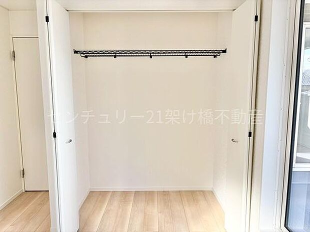 【2階 洋室 5帖】収納上段棚付きで寝具なども収納可能です!