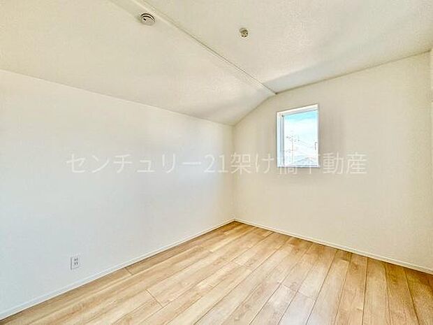 【2階 洋室 7帖】納戸主寝室におすすめな7帖洋室には、広々3帖の納戸付き!季節物の収納も安心です◎