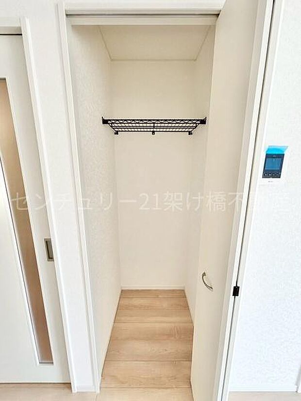 【リビング収納】物が多くなりがちなリビングもスッキリお片付けできます◎日用品のストックや、お掃除道具も収納いただけます。