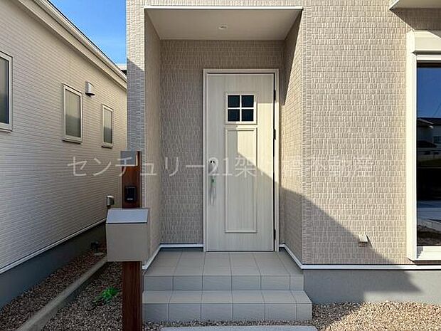 【玄関】屋根付きで雨の日にも安心です◎