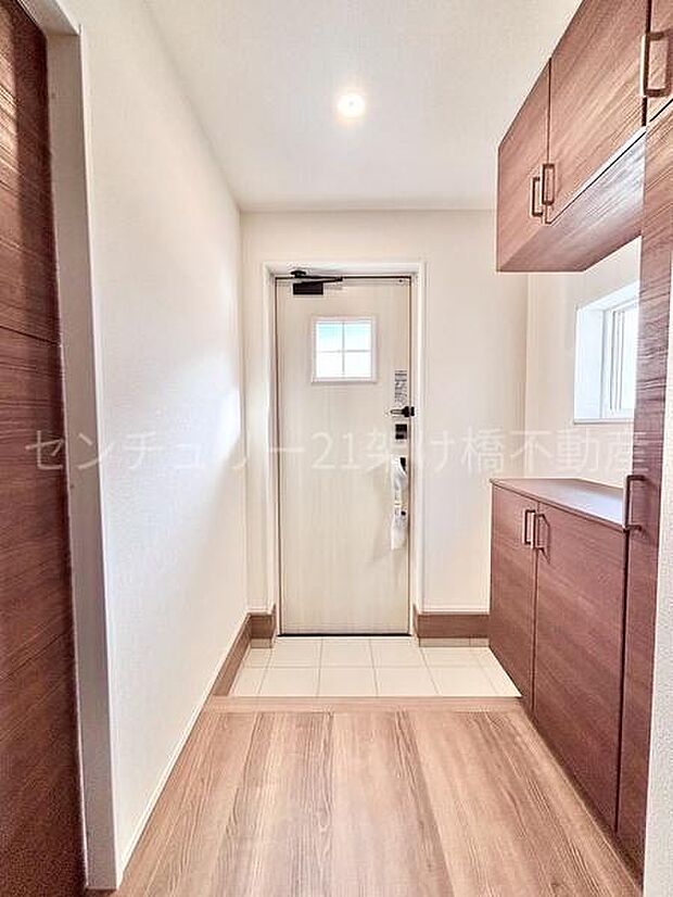 【玄関】飾り棚つきのシューズボックスです♪