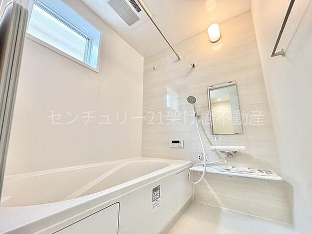 【浴室】窓があるので換気バッチリです。