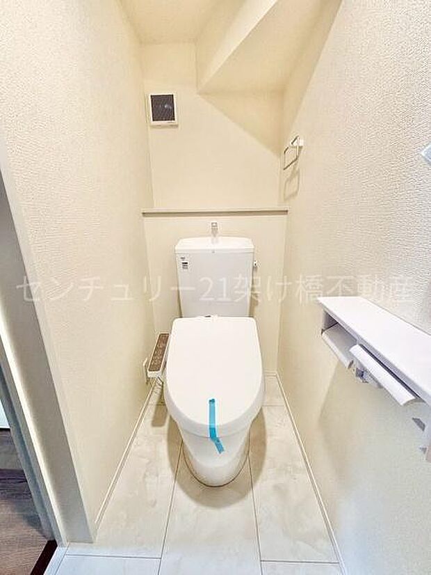 【1階 トイレ】温水洗浄便座で快適にお使いいただけます。