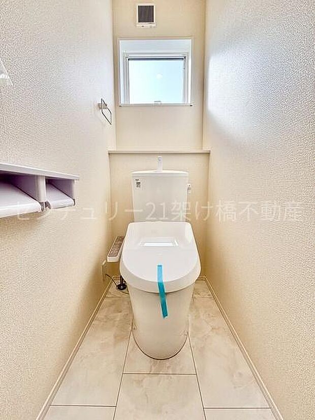 【2階 トイレ】温水洗浄便座で快適にお使いいただけます。