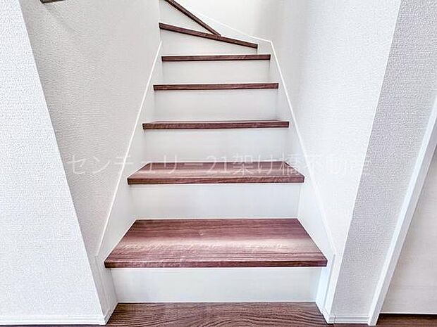 手すり付きの階段は小さなお子様やお年寄りのいるご家庭にも安心です♪