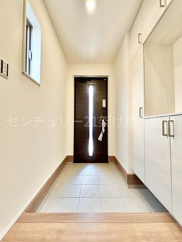 【玄関】採光面があり、明るい玄関です。
