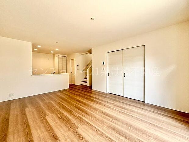 【ＬＤＫ 16.75帖】防犯面や子供が大きくなってからも安心なリビング階段採用。