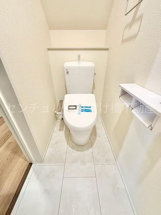 【1階 トイレ】温水洗浄便座で快適にお使いいただけます。