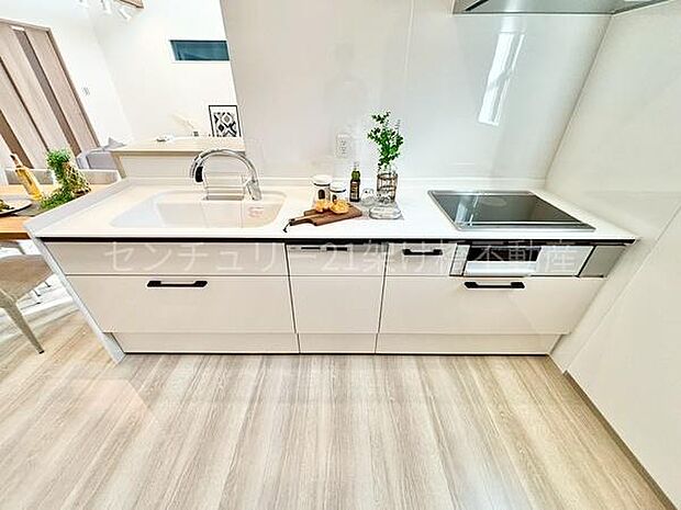 【システムキッチン】三口コンロ、グリル、食器洗乾燥機、浄水器付きシンクでお料理が捗ります♪