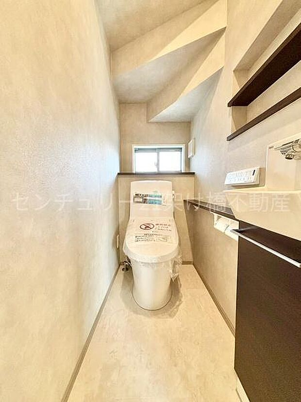 【1階 トイレ】温水洗浄便座で快適にお使いいただけます。