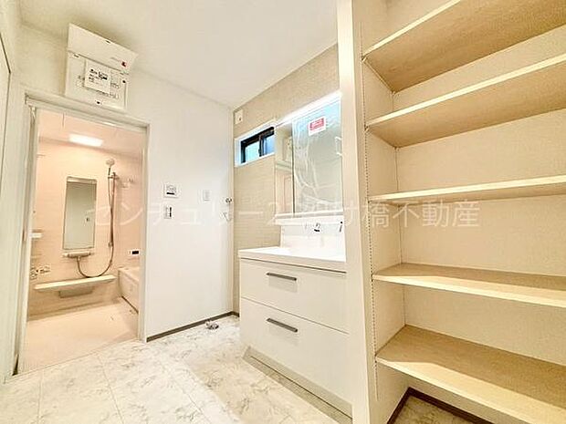 【洗面所】三面鏡の独立洗面台となっております。ストックなどを収納するのに便利な収納棚あり◎