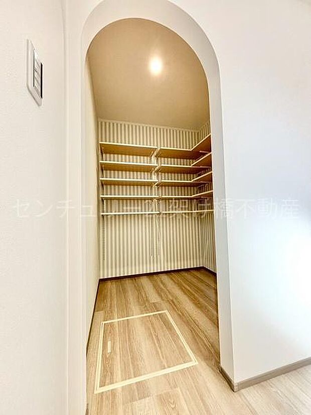 【キッチン　パントリー】可愛らしいデザインのパントリー♪棚付きで収納力も良いです◎