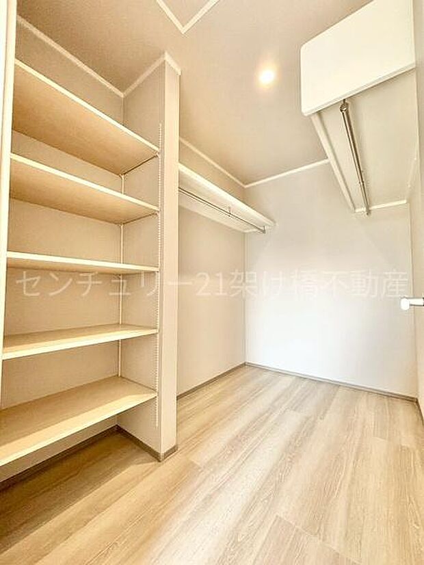 【2階　洋室　8帖】ウォークインクローゼット棚付きの大容量ウォークインクローゼットです♪