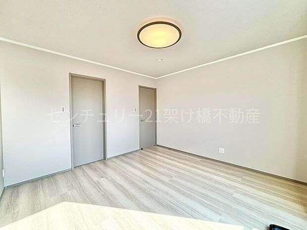 【2階　洋室　8帖】広々としたこちらの洋室は主寝室におすすめ！