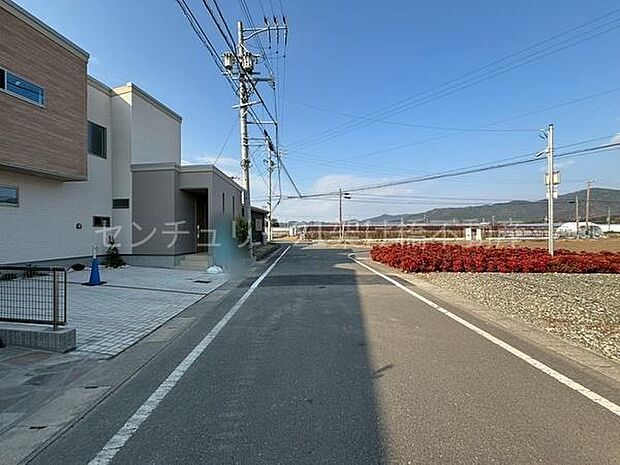 北東側公道約6ｍあり、駐車も楽々♪
