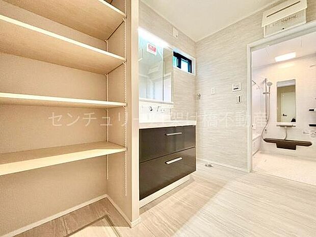 【洗面所】三面鏡の独立洗面台となっております。ストックなどを収納するのに便利な収納棚あり◎