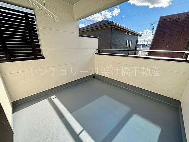 【南向きバルコニー】雨の日も安心な一部インナーバルコニーです。