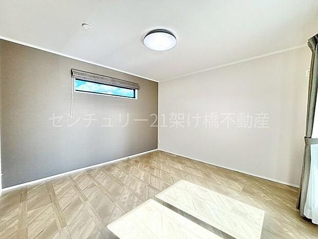 【2階　洋室　8帖】アクセントクロスが映える広々としたこちらの洋室は主寝室におすすめ！