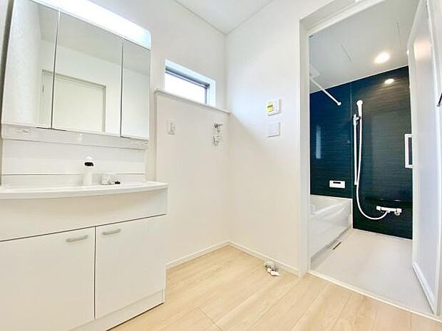 【洗面所】ワイドタイプの洗面所は棚付きで収納もバッチリ♪