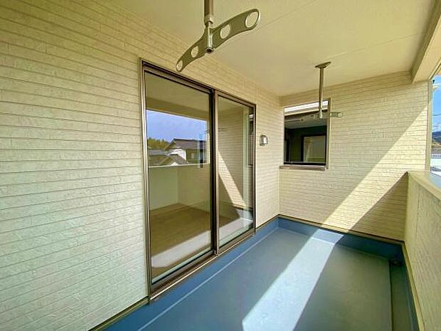 【南向きバルコニー】雨の日も安心なインナーバルコニーです。お洗濯だけでなくご家族の憩いの空間にも◎