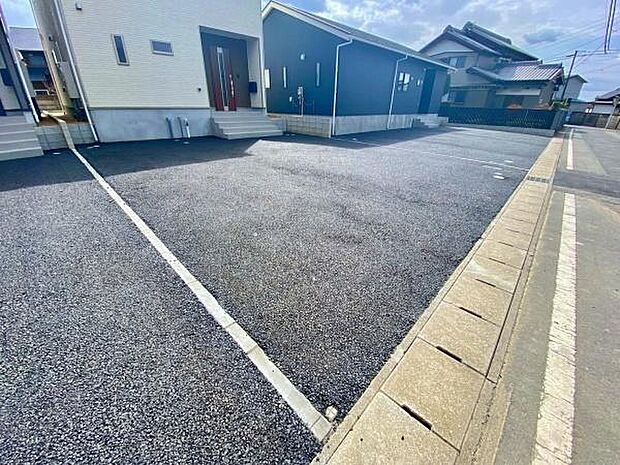 ●駐車たっぷり並列4台可能◎