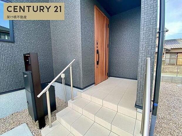 【玄関】屋根付きで雨の日にも安心です◎