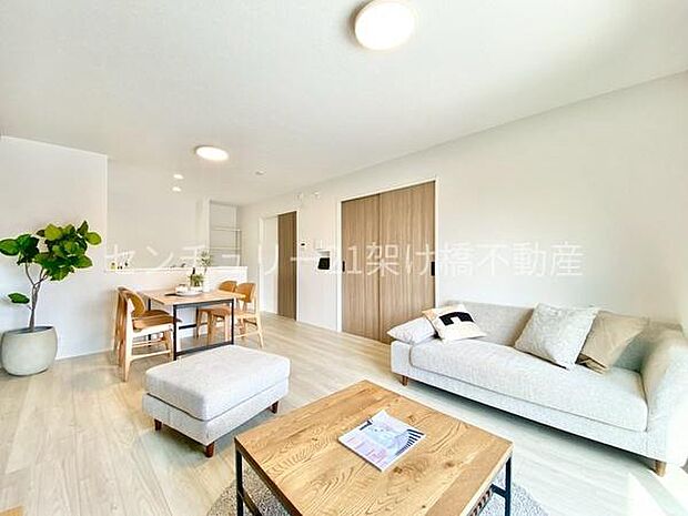 【LDK 16帖】隣接する和室を開ければより広々お使いいただけます。