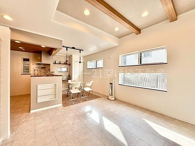 【ＬＤＫ　15.7帖】お洒落な梁見せ折上天井があり、開放感のある空間♪