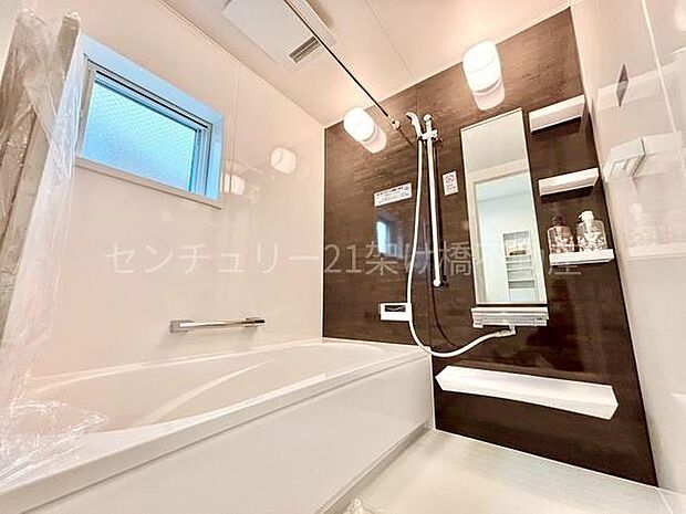 【浴室】浴室乾燥暖房機付きです。雨の日の洗濯物の乾燥やヒートショック対策としてもお使い頂けます。