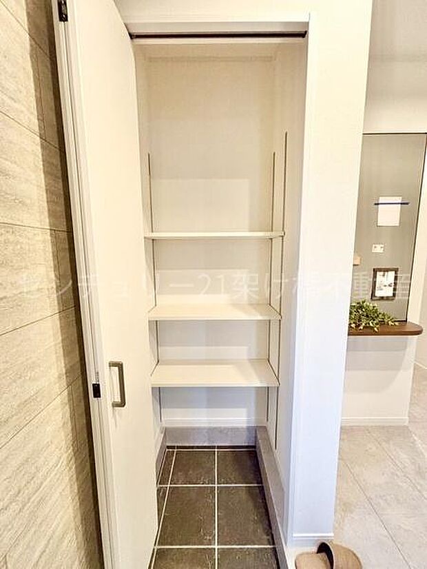 【土間収納】土汚れの気になるアウトドア用品なども収納いただけます♪
