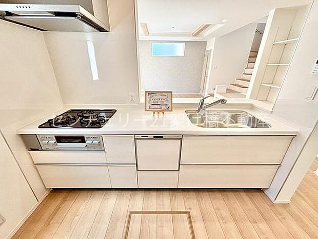 【キッチン】カウンタータイプのキッチンはご家族を見守りながら調理ができます♪