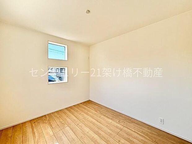 【2階 洋室 5.22帖】別角度2面採光で明るいお部屋です◎