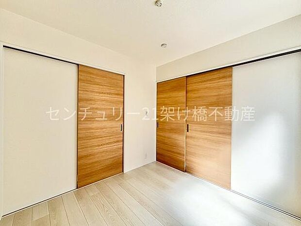 【LDK横 洋室 4.5帖】玄関から他のお部屋を通らず入れる2WAY入口のため、急な来客時にも安心です◎