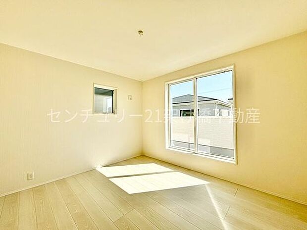 【2階 洋室 7帖】広々としたこちらの洋室は南向きで明るく、ウォークインクローゼット付きで主寝室におすすめ♪