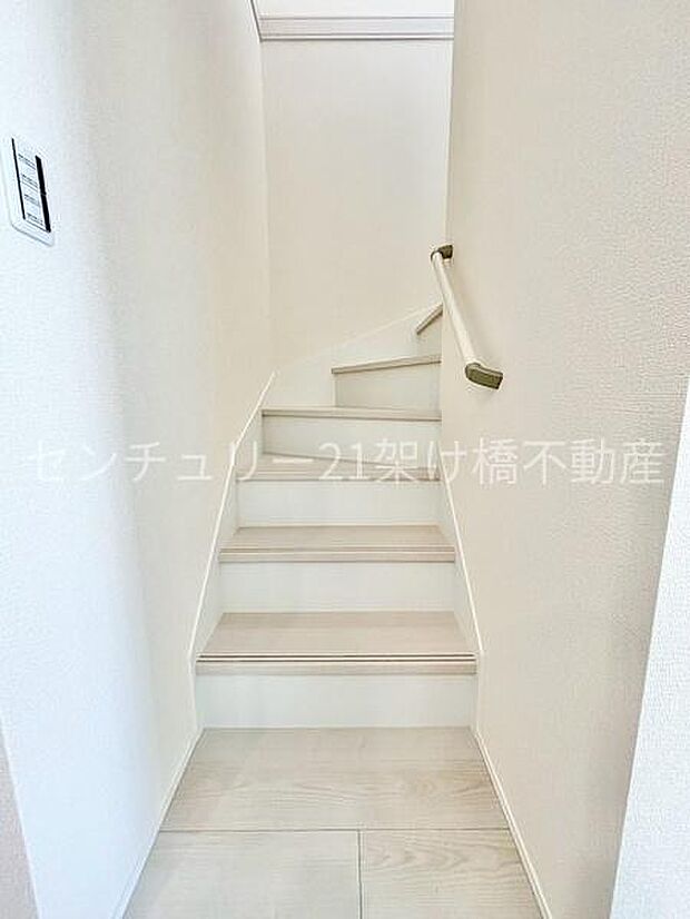 手すり付きの階段は小さなお子様やお年寄りのいるご家庭にも安心です♪