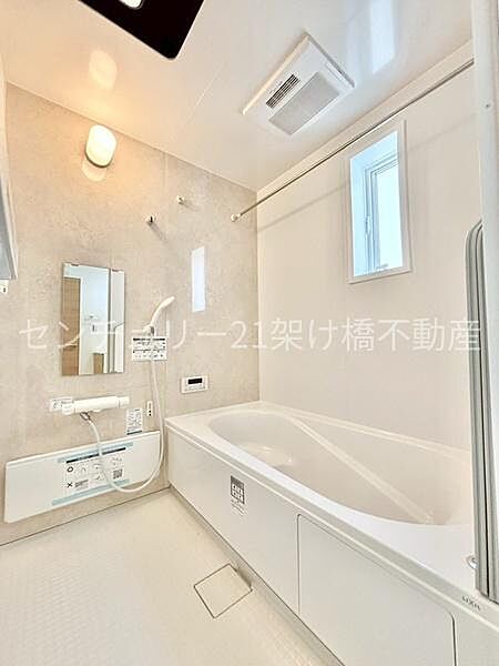 【浴室】窓があるので明るく、換気もできます。