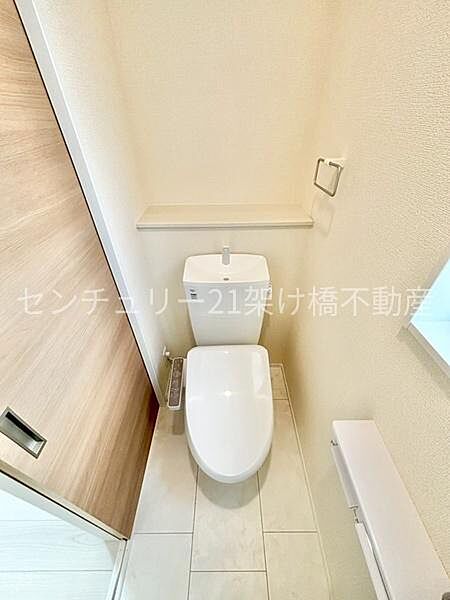 【1階 トイレ】温水洗浄便座で快適にお使いいただけます。