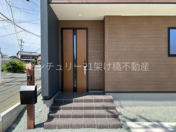 【玄関】屋根付きで雨の日にも安心です◎