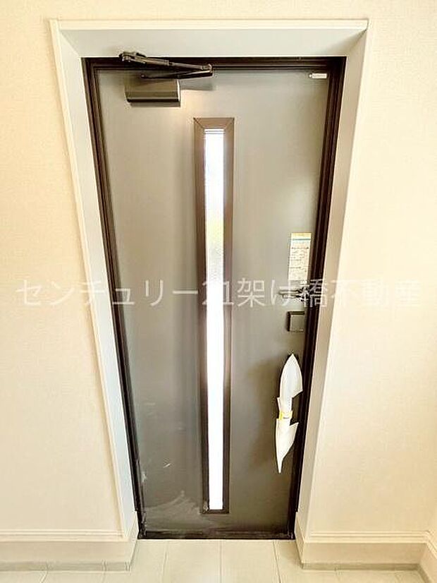 【玄関】採光面があり、明るい玄関です。